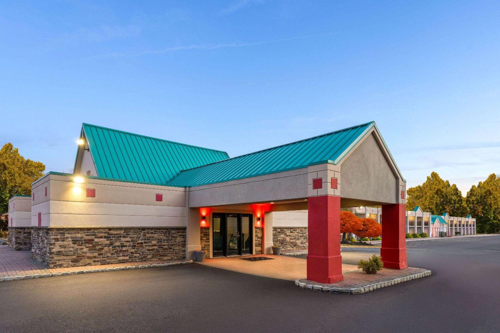 Ramada By Wyndham Parsippany Hotell Exteriör bild