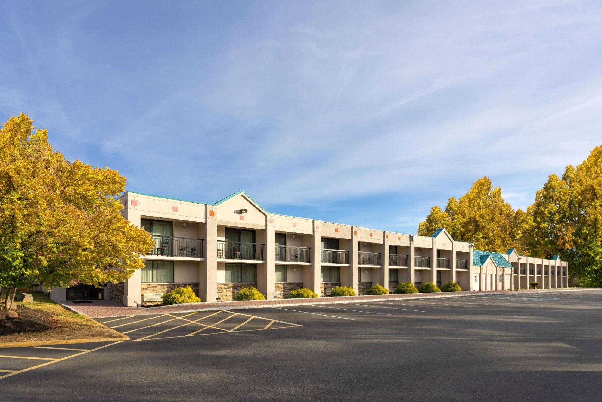 Ramada By Wyndham Parsippany Hotell Exteriör bild